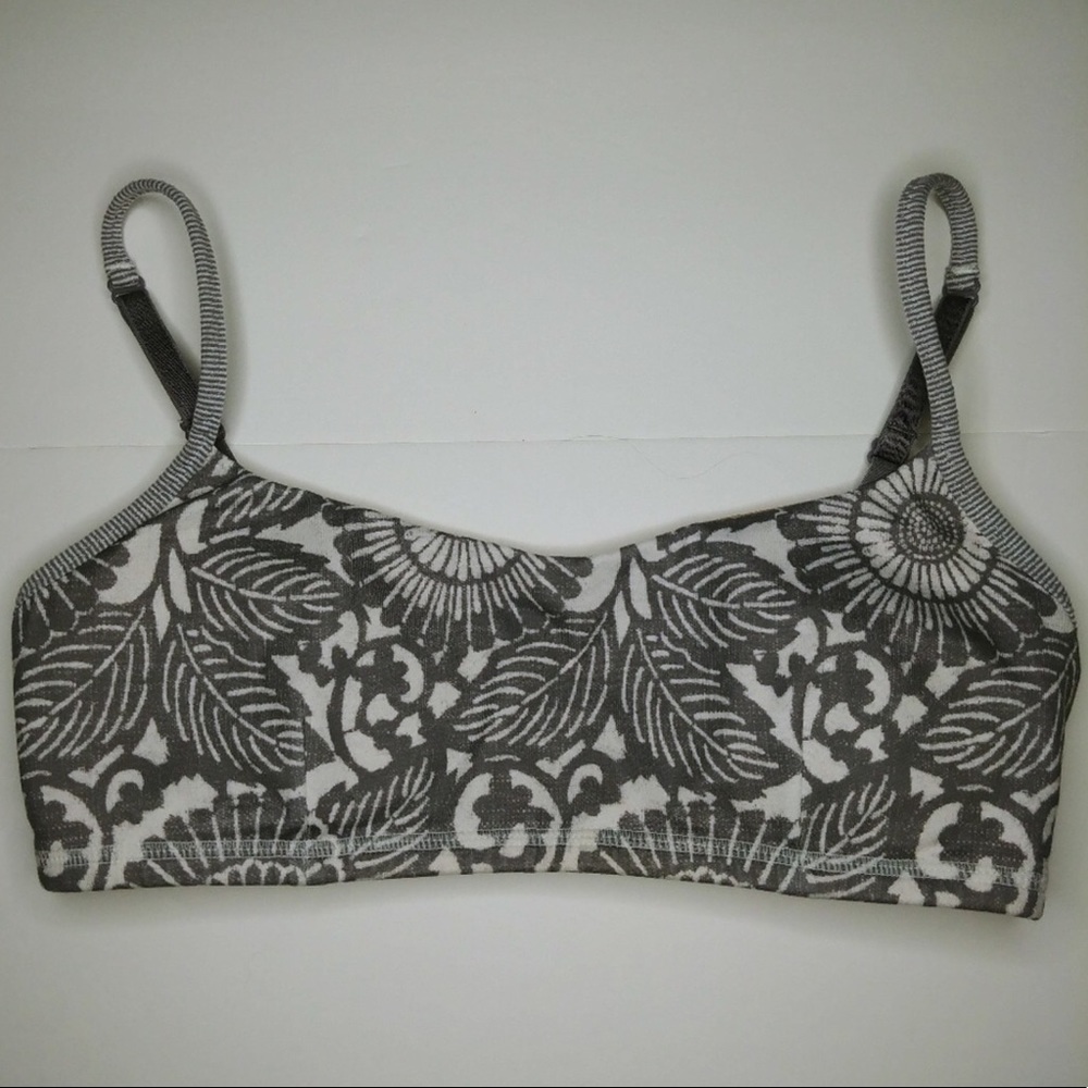 🆕LISTING Lululemon Sports Bra Size 4